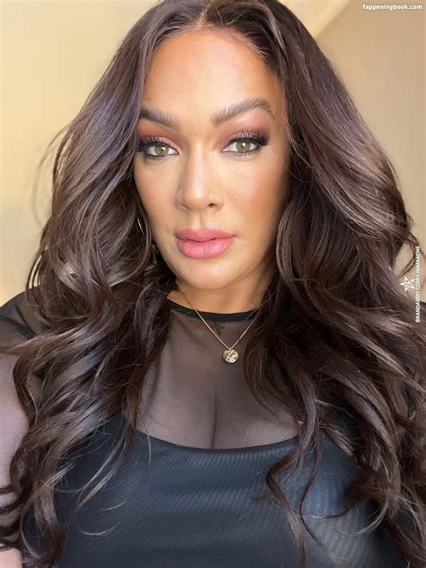 naked nia jax